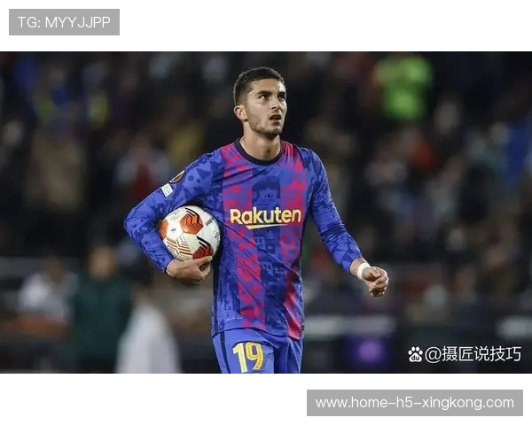 费兰托雷斯起脚远射擦柱,巴萨持续压制对手 费兰托雷斯起脚远射擦柱,巴萨持续压制对手